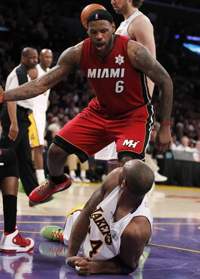 跟詹姆斯摆, 对科比的湖