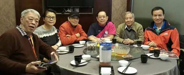 yk, 是她在羽毛, 而他俩的感