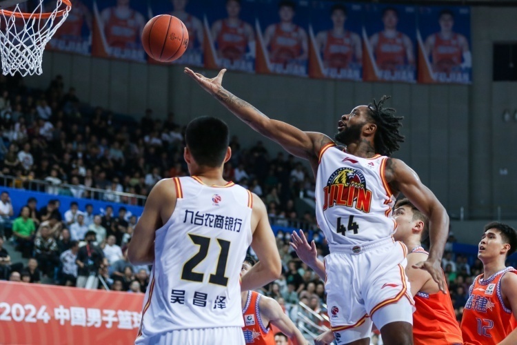 赛场上, 他在进攻端, 理想 赛场上, 他在进攻端, 理想