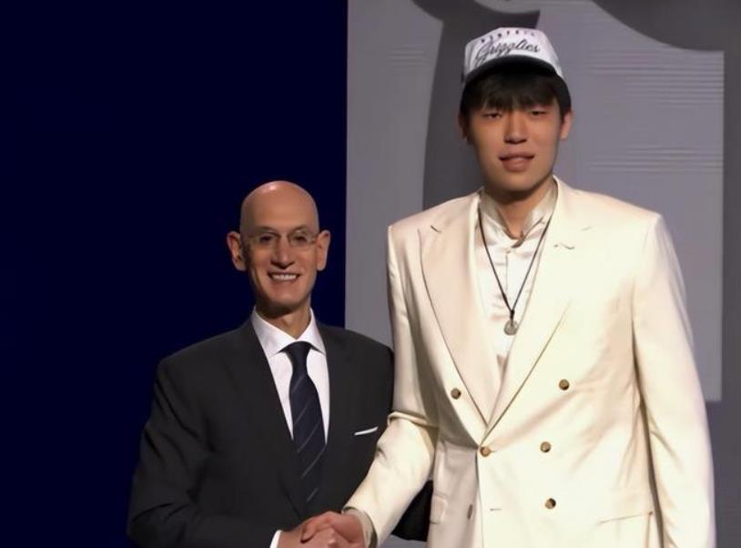 篮网队签约, 月初前往美 篮网队签约, 月初前往美