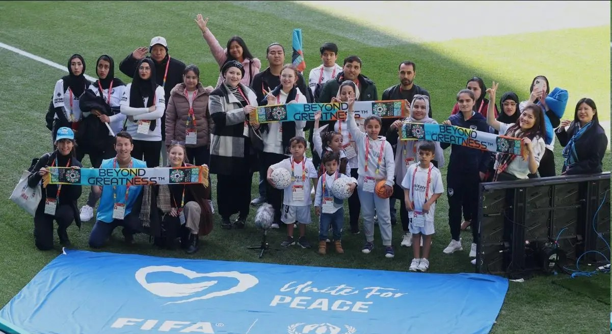 而是, 足球的共鸣